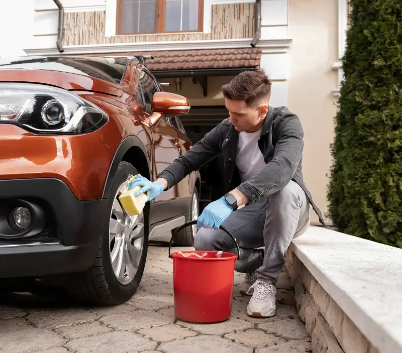 Lavage auto à domicile Mazières-de-Touraine : professionnel intervenant sur un véhicule